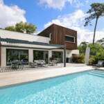 SARL Johan Imbert : pose et réalisation de menuiserie, pergolas, fenêtres, portes d’entrée et de garage, terrasses en bois, portails et clôtures à Lentilly et autour de Lyon, made in France.
