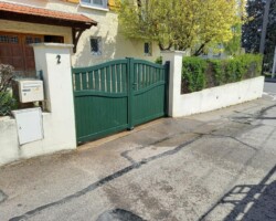 SARL Johan Imbert : pose et réalisation de menuiserie, pergolas, fenêtres, portes d’entrée et de garage, terrasses en bois, portails et clôtures à Lentilly et autour de Lyon, made in France.