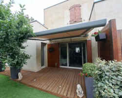 SARL Johan Imbert : pose et réalisation de menuiserie, pergolas, fenêtres, portes d’entrée et de garage, terrasses en bois, portails et clôtures à Lentilly et autour de Lyon, made in France.